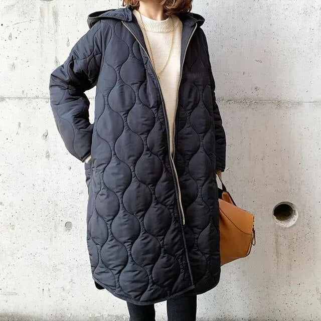 LOLA™ | PARKA MIT KAPUZE UND AUFMERKSAMEN DETAILS